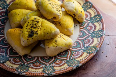 Sarımsak sfiha (esfiha, esfirra), Brezilya 'nın vejetaryen mutfağına uyarlanmıştır..