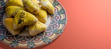 Sarımsak sfiha (esfiha, esfirra), Brezilya 'nın vejetaryen mutfağına uyarlanmıştır..