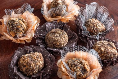 Parti geçmişi olan koyu vejetaryen çikolatalı şekerler..