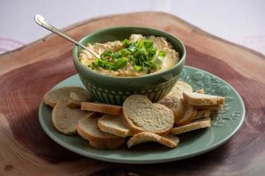 Kavanozda nohut ezmesi ve tost.