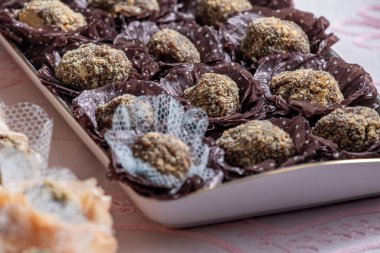 Vejetaryen doğum günü partisi şekerleri ve siyah çikolata.