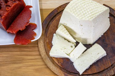 Tipik Brezilya spesiyali: beyaz peynirli Brezilya goiabadası, yerel olarak 