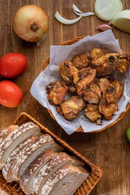 Brezilya usulü kızarmış tavuk ve dilimlenmiş beyaz ekmek. Frango 'ya passarinho dedi. Üst görünüm.