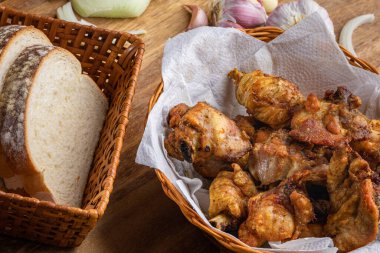 Brezilya usulü kızarmış tavuk ve dilimlenmiş beyaz ekmek. Frango 'ya passarinho dedi..