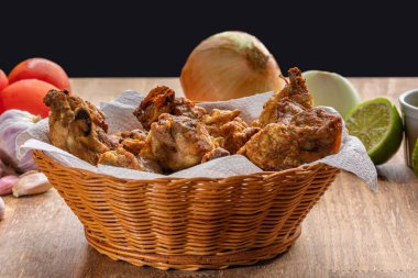 Brezilya usulü kızarmış tavuk. Frango 'ya passarinho dedi..