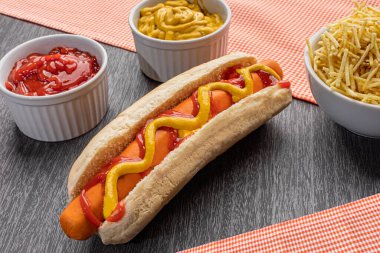 Ketçaplı sosisli ve hardallı beyaz ekmek..