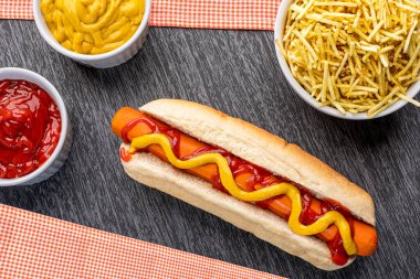 Ketçaplı sosisli ve hardallı beyaz ekmek..