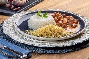 Pirinç ve patates pipetli tavuk stroganof.