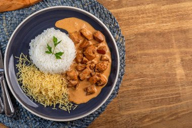 Pirinç ve patates pipetli tavuk stroganof.