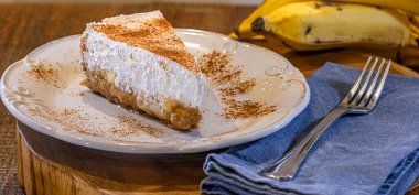 Bir parça muzlu kek, kremalı ve limonlu..