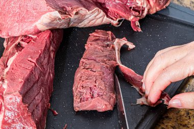 Şef lavabonun üzerinden taze sığır filetosu kesti..