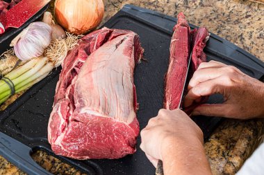 Şef lavabonun üzerinden taze sığır filetosu kesti..