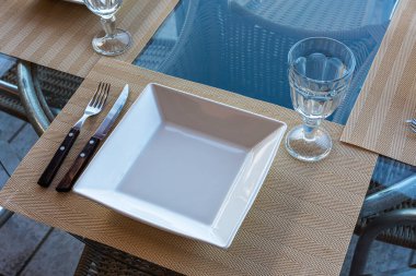 Lokantada basit bir öğle yemeği için sofra kurulumu.