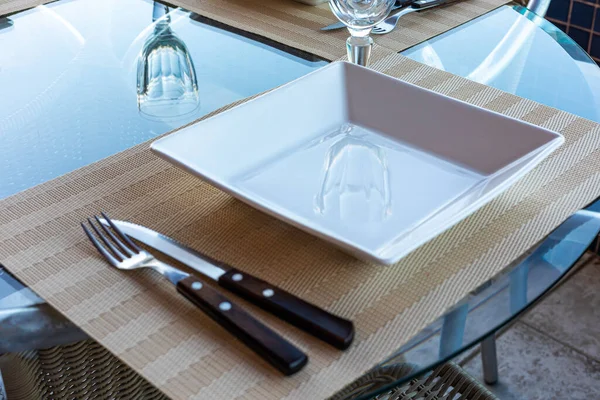 Lokantada basit bir öğle yemeği için sofra kurulumu.