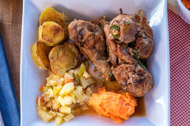 Sebzeli tavuk güveci ve tatlı patates. Seçici odaklanma. Üst görünüm.