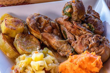 Sebzeli tavuk güveci ve tatlı patates. Seçici odak.