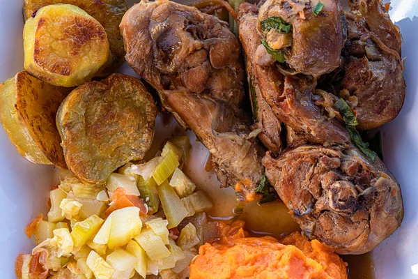 Sebzeli tavuk güveci ve tatlı patates. Seçici odaklanma. Üst görünüm.