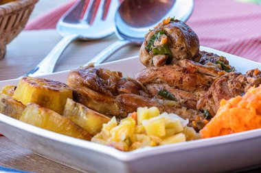 Sebzeli tavuk güveci ve tatlı patates. Seçici odak.