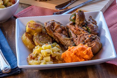 Sebzeli tavuk güveci ve tatlı patates. Seçici odak.