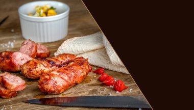 Izgara Brezilya sosisi. Tahta tahtada ızgara sosis. Geleneksel Brezilya barbeküsü. Mesaj için yer var. Seçici odak.