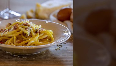 Carbonara makarna tabağı, tipik İtalyan tarifi parmesan peyniri, yumurta kremi ve pastırma. Mesaj için yer var. Seçici odak.