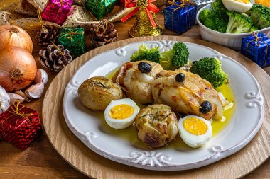 Zeytinyağında pişirilmiş morina filetosu, patates, brokoli, haşlanmış yumurta ve siyah zeytin. Tipik Portekiz yemeği. Noel süslemesi.