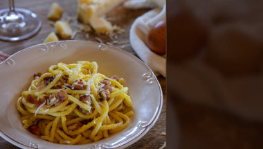 Carbonara makarna tabağı, tipik İtalyan tarifi parmesan peyniri, yumurta kremi ve pastırma. Mesaj için yer var. Seçici odak.
