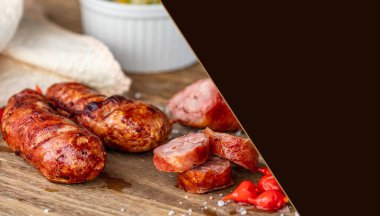 Izgara Brezilya sosisi. Tahta tahtada ızgara sosis. Geleneksel Brezilya barbeküsü. Mesaj için yer var. Seçici odak.