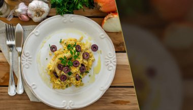 Tipik bir Portekiz usulü doğranmış morina balığı, patates kamışı, karışık yumurta ve siyah zeytin. Üst Manzara. Mesaj için yer var. Seçici odak.