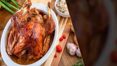 Şükran Günü ve Noel yemeği için kasede kızartılmış bir hindi. Mesaj için yer var. Üst görünüm.