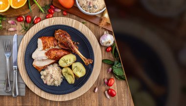 Farofa, ekmek kırıntıları ve haşlanmış patatesle servis edilen kızarmış hindi. Şükran Günü ve Noel yemeği. Mesaj için yer var. Üst görünüm.