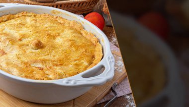 Beyaz kasede ev yapımı tavuk turtası. Seçici odaklanma. Metin için boşluk.