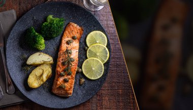 Izgara somon, biber, limon ve brokoli. Seçici odaklanma. Metin için boşluk.