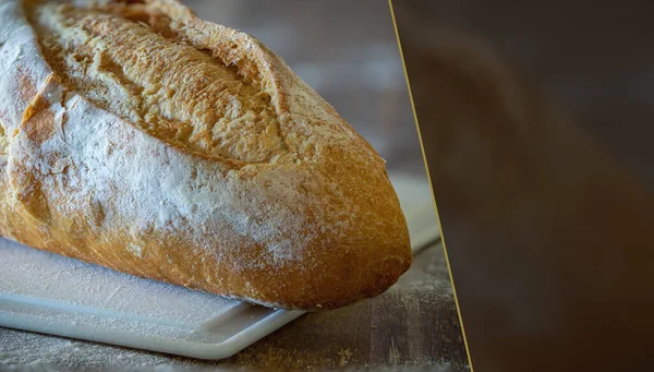 一种新鲜而脆的意大利面包 放在一块白色的切菜板上和面粉上 有选择的重点 案文的篇幅 — 图库照片