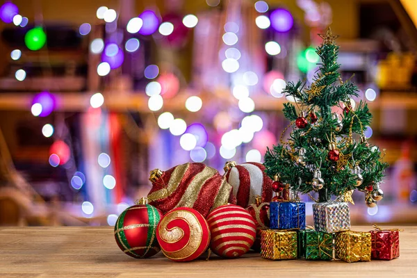 Weihnachtsbaum Mit Dekorationen Auf Buntem Hintergrund — Stockfoto