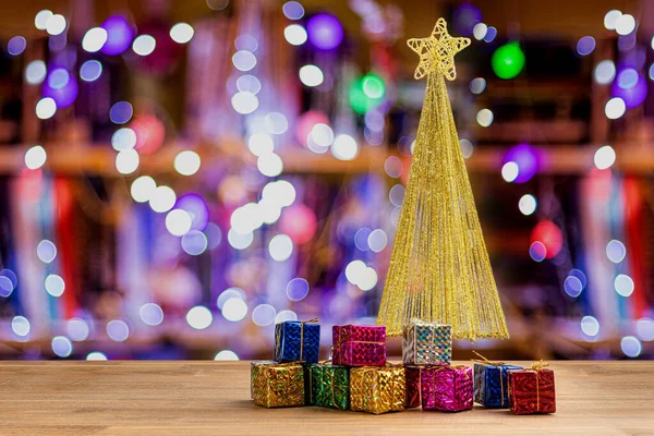 Weihnachtsbaum Mit Dekorationen Auf Buntem Hintergrund — Stockfoto