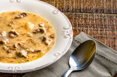 Tahta masada beyaz tabakta tatlı patates çorbası. Metin için boşluk.