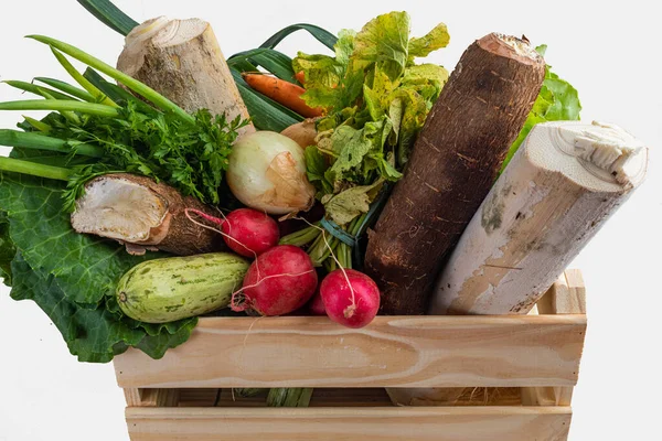 Caja Madera Con Verduras Frescas Verduras Ecológicas Sobre Fondo Blanco — Foto de Stock