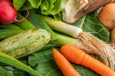 Taze sebzeler ve beyaz arka planda çiğ organik sebzeler. Biyolojik organik gıda. Detoks diyeti. Üst Manzara. Seçici odak.