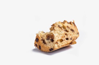 Çikolatalı Panettone dilimi, Noel için geleneksel İtalyan tatlı pastası. Beyaz arka planda. Seçici odak.