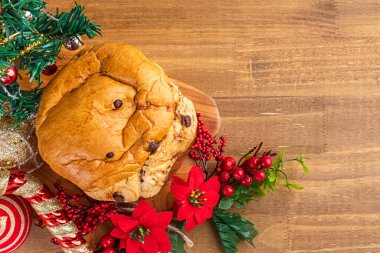 Tahta masada çikolatalı Panettone, Noel için geleneksel İtalyan tatlı pastası. Üst Manzara. Metin için boşluk.