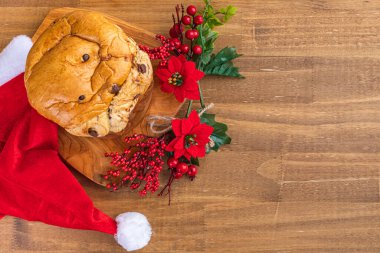 Tahta masada çikolatalı Panettone, Noel için geleneksel İtalyan tatlı pastası. Üst Manzara. Metin için boşluk.