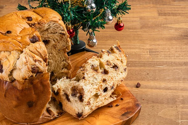 Panettone Czekoladą Drewnianym Stole Tradycyjny Włoski Deser Ciasto Boże Narodzenie — Zdjęcie stockowe