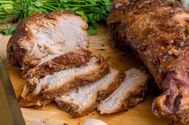 Tahtada baharatlı ev yapımı domuz filetosu..