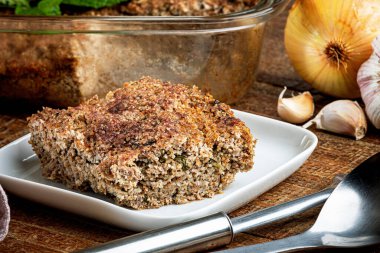 Naneli, sarımsaklı ve soğanlı cam kasede kavrulmuş kip. Brezilya yemeği (Kibe de Forno). Seçici odak.