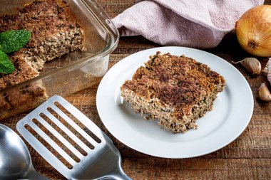 Naneli, sarımsaklı ve soğanlı cam kasede kavrulmuş kip. Brezilya yemeği (Kibe de Forno). Seçici odak.