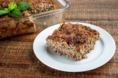 Naneli, sarımsaklı ve soğanlı cam kasede kavrulmuş kip. Brezilya yemeği (Kibe de Forno). Seçici odak.