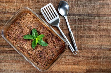Naneli, sarımsaklı ve soğanlı cam kasede kavrulmuş kip. Brezilya yemeği (Kibe de Forno). Mesaj için yer var. Üst görünüm.
