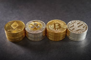 Cryptocurrencies yığını. Etherum, dalgalanma, bitcoin. Litecoin koyu deri üzerinde.