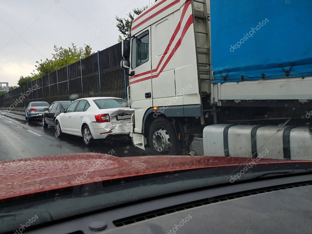 https://st4.depositphotos.com/2656557/20311/i/950/depositphotos_203117358-stock-photo-car-incident-on-highway-from.jpg
